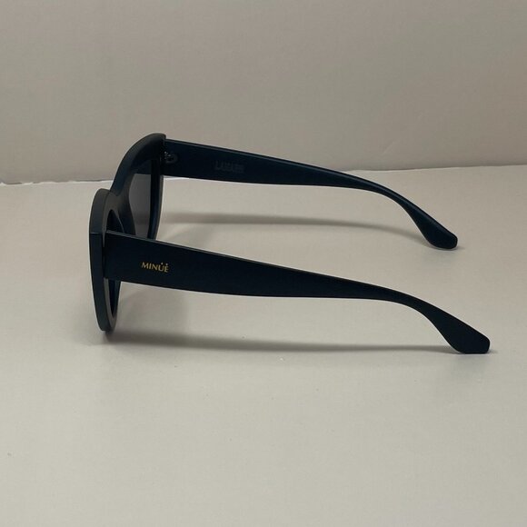 Minue | Lamarr Sunglasses in Black - Picture 3 of 6